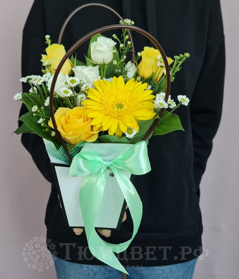 Корзинка "Чистая душа" из цветов