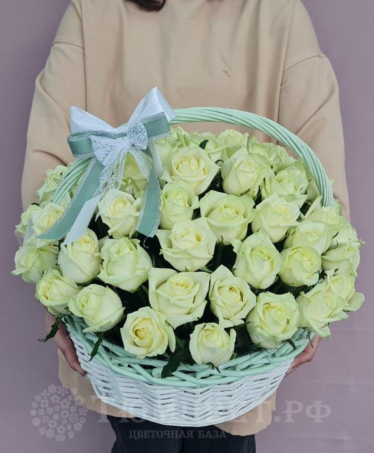 Корзина с белыми розами №1